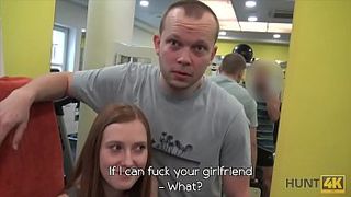 Студентка трахается со своим тренером за деньги в присутствии парня