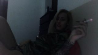 Одинокая девушка курит и общается в анонимном видео чате с незнакомцем