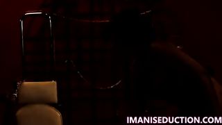 Истязает покорного раба при помощи свечки и заставляет его вылизывать свою пизду