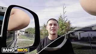 Нимфоманка заманивает парней в машину при помощи голой вагины и обворовывает их после секса