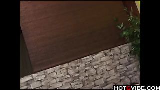 Брюнетка сделала минет и получила фингеринг в благодарность