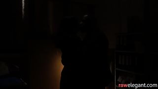 Европейская тёлка с красными губами скачет на большом чёрном члене