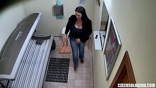 Пышка с большими дойками загорает в солярии перед скрытой камерой