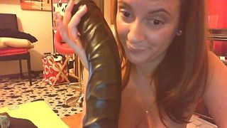 Замужняя баба ебёт себя в тугую попку толстым дилдо и бутылкой и фистит рукой