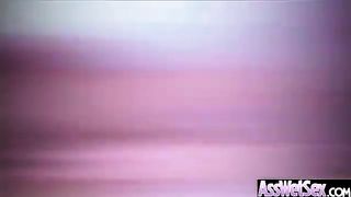 Здоровый негр полапал девушке крепкую задницу и порадовал её ануслингом