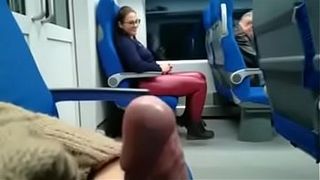 Девка в лосинах подрочила мужику в поезде и отсосала ему до камшота в рот